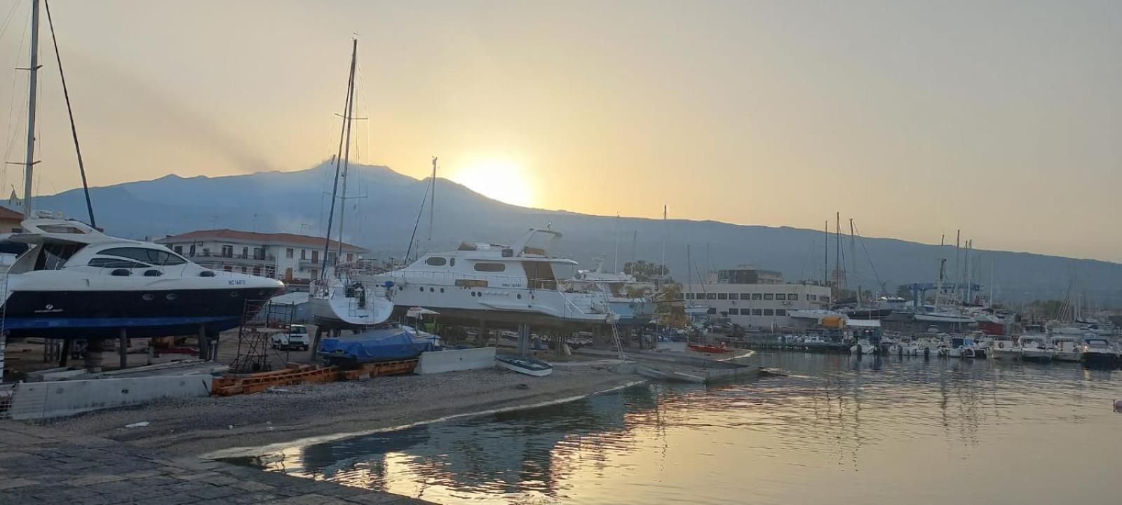 Alba Marina E Tramonti Etnei Apartment Riposto Bagian luar foto